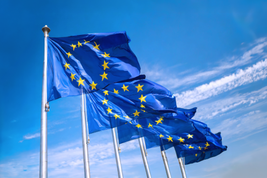 EU Kommission plant Tabaksteuererhöhung und Besteuerung von Nikotinbeutel - © Bild: AdobeStock