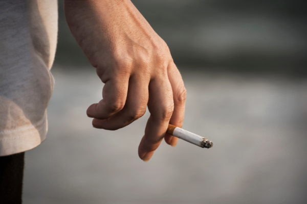 Gelbe Finger vom Rauchen - was gegen Raucherfinger hilft